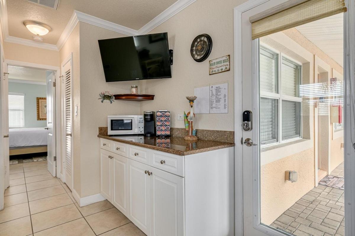 Walkable To Restaurants And Steps To The Beach! - Coconut Villa'S Suite 10 St. Pete Beach Εξωτερικό φωτογραφία